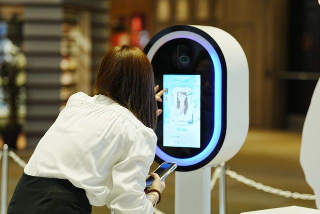 2026年 TCL 冬季オリンピック ポップアップイベント（東京） フォト体験ブース 画面でフレームを選ぶ来場者