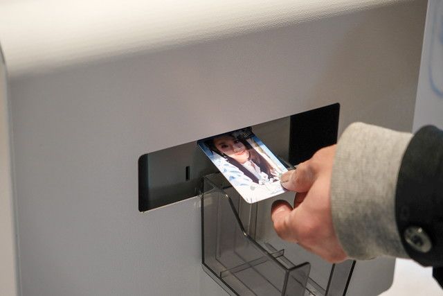 2026年 TCL 冬季オリンピック ポップアップイベント（東京） フォト体験 完成した写真マグネットを受け取る手元