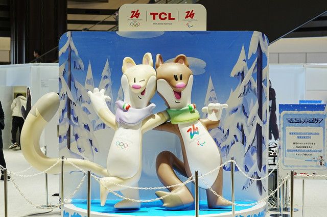 2026年 TCL 冬季オリンピック ポップアップイベント（東京） ミラノ・コルティナ2026 公式マスコット「ミロ」「ティナ」の巨大フィギュア展示