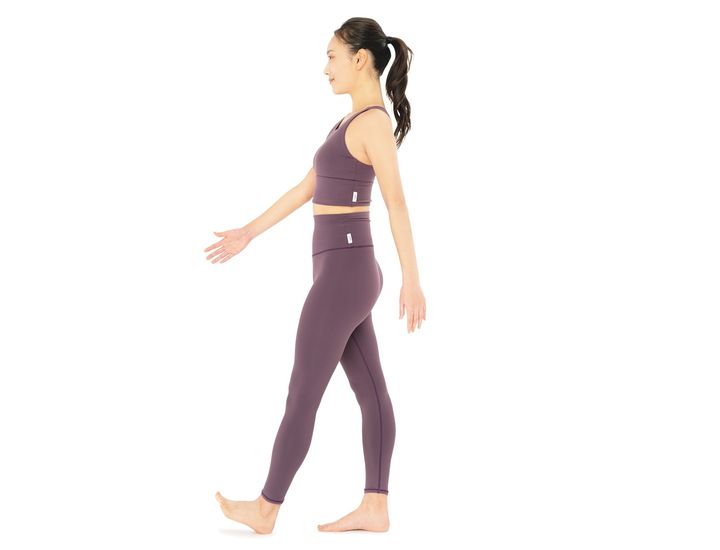 骨盤を後傾させたまま、片脚を1歩前に踏み出す。