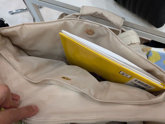 スナップボタン付きフロントポケット