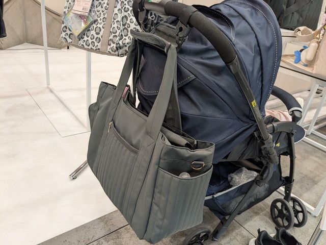 ベビカーにかけているバッグ