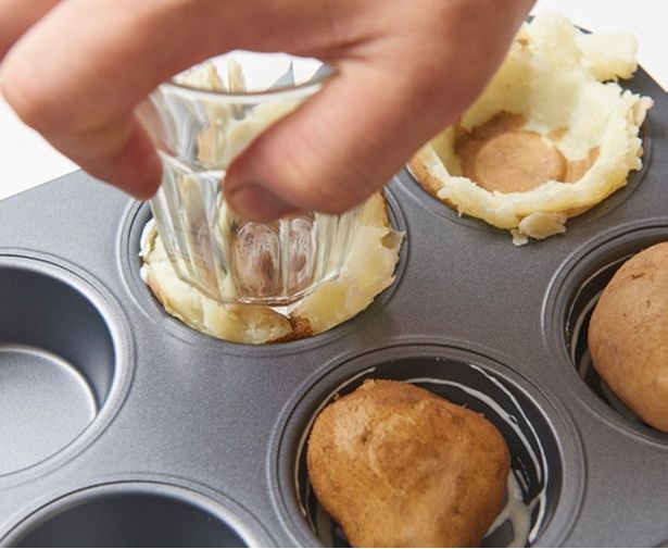 コップの底でつぶして器状にする (C)ペペとシェフ夫／KADOKAWA