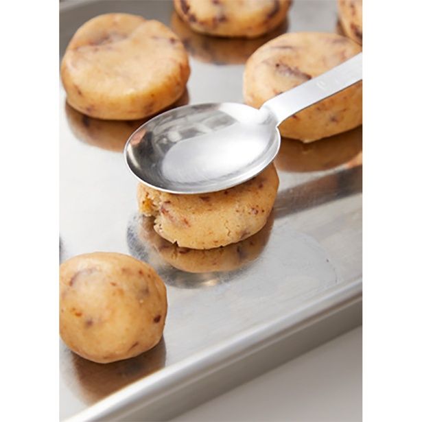 垂直につぶして、厚さ1cmほどの円形に (C)megu'cafe／KADOKAWA