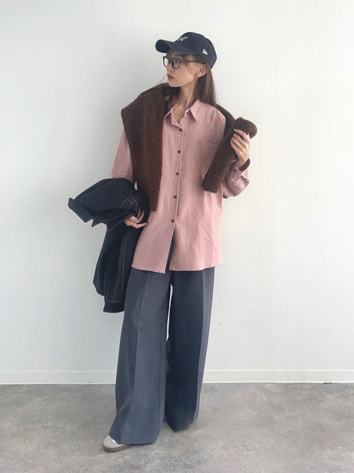 2026春シフト大人女性ストライプシャツピンクグレーコーデ
