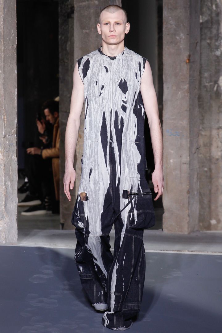 リック オウエンス 2016-17年秋冬メンズコレクションより。