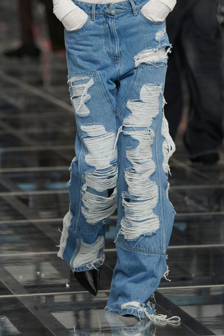 ジバンシィ 2022-23年秋冬コレクションより。