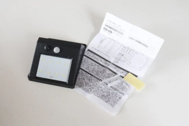 ダイソー ソーラーセンサーライト セット内容