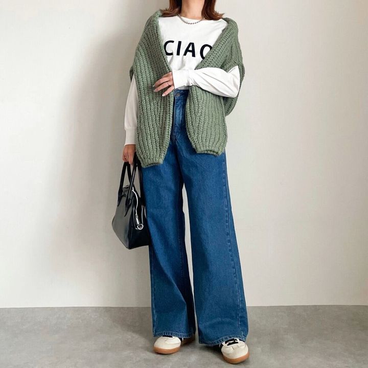 GUデニムタックトラウザーとロゴロンTのカジュアルコーデ