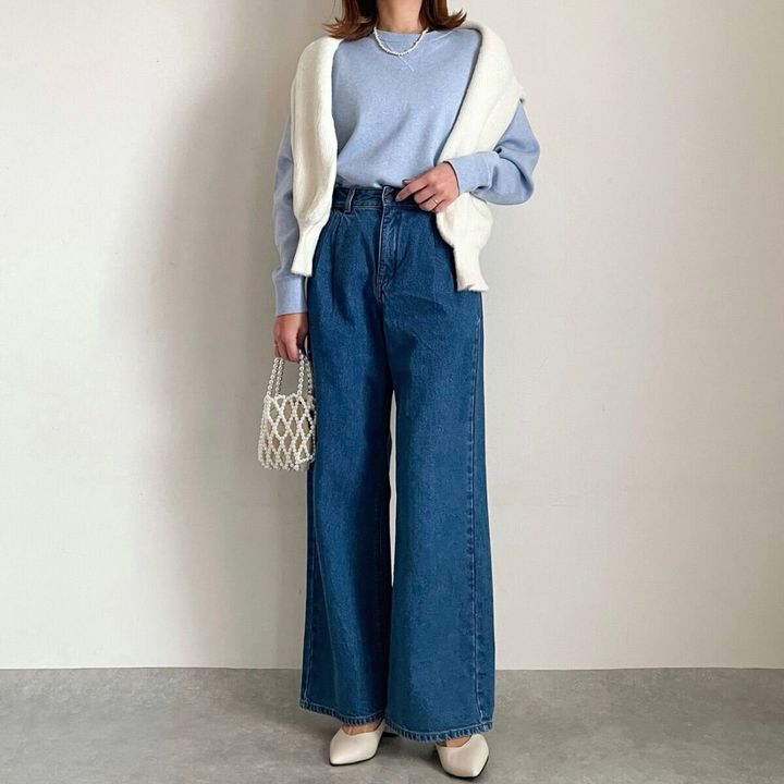 GUデニムタックトラウザーと青トップスのワントーンコーデ