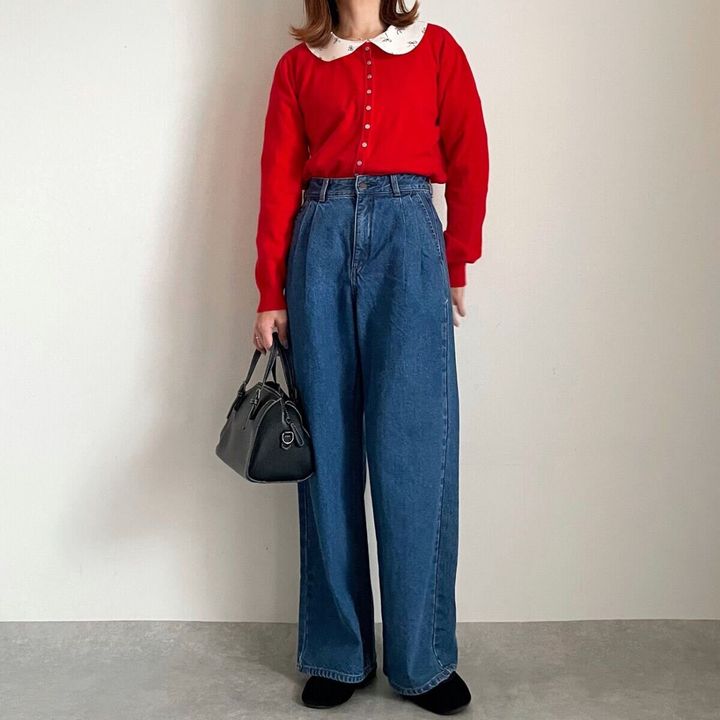 GUデニムタックトラウザーと赤カーディガンのフレンチスタイル