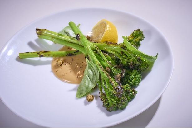 「グリルドブロッコリーニ - セサミアンチョビソース、クリスピーケッパー、バジル」