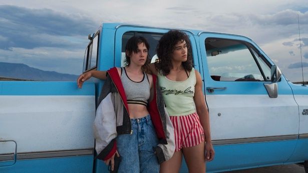 運命的に出会い恋に落ちた女性2人が、犯罪網に引きずり込まれていく [c] 2023 CRACK IN THE EARTH LLC; CHANNEL FOUR TELEVISION CORPORATION ALL RIGHTS RESERVED