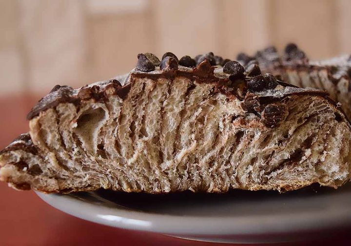 パン生地はしっとりとしており、表面はチョコチップのザクザク食感。