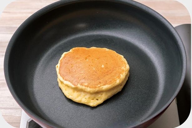 2～3分焼いたら器に移し、バターや蜂蜜をかける （C）ぼく／KADOKAWA