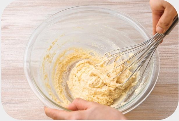泡立て器で「大きく混ぜて、生地を落とす」動作を10～20回繰り返して混ぜる （C）ぼく／KADOKAWA