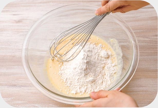 ボウルに出して牛乳30ccを混ぜる （C）ぼく／KADOKAWA