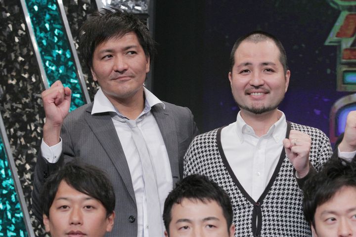 「M-1グランプリ2016」の開催発表会見でポーズを取る「スリムクラブ」真栄田賢さん（左）と内間政成さん（2016年6月28日、時事）