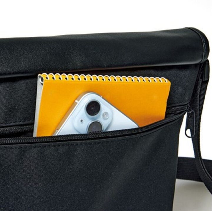 スマホなどよく使うものは、ファスナー付きの背面ポケットへ。