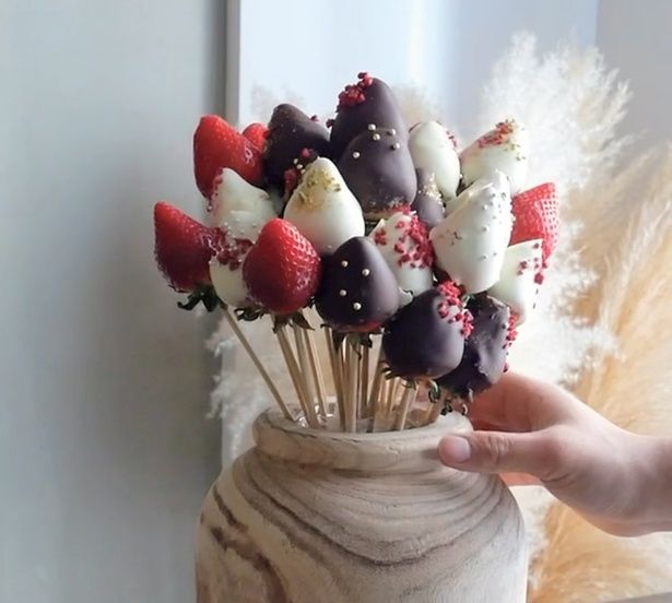 イチゴの花束 (C)mokka／KADOKAWA