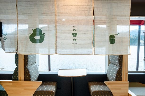 暖簾が掛かった、ボックスシートも。情緒ある船旅を演出してくれる