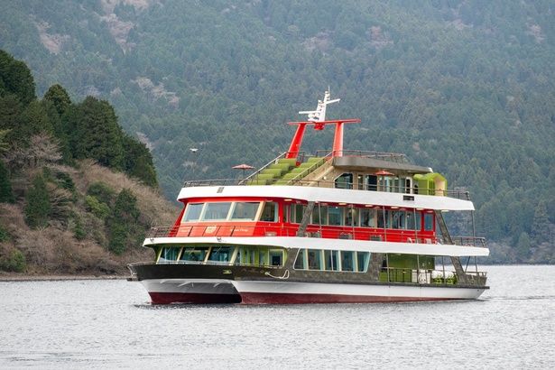 湖畔の景色を眺めながら、穏やかに進む「箱根遊船 大茶会」