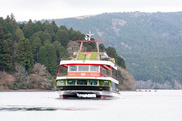 芦ノ湖の湖上を走る「箱根遊船 大茶会」。2つの船をつなげた「双胴船(そうどうせん)」で、揺れが少ないのも特徴