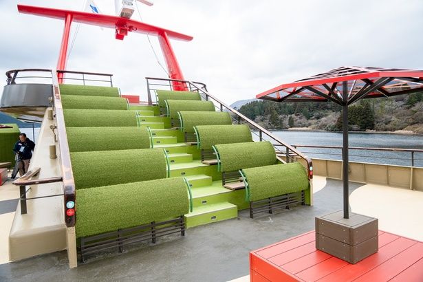 「箱根遊船 大茶会」のシンボル「茶畑だんだん」と3階の「大茶会TERRACE」