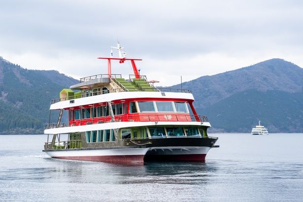 2025年12月、箱根・芦ノ湖にデビューした「箱根遊船 大茶会」