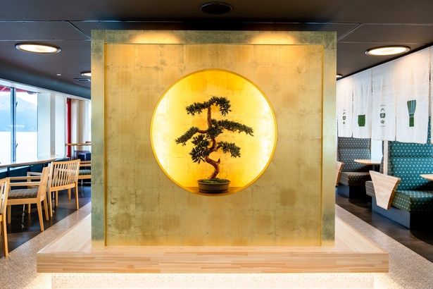 黄金色が印象的な「茶室 金風庵」。華やかな空間の中に、松の盆栽をあしらい、落ち着いた和の表情も添えている