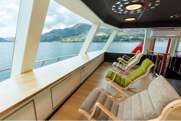 2階客室の最前列には、ロッキンチェアが設置されている。ゆらゆらと揺れながら湖上クルージングを楽しもう 【提供画像】