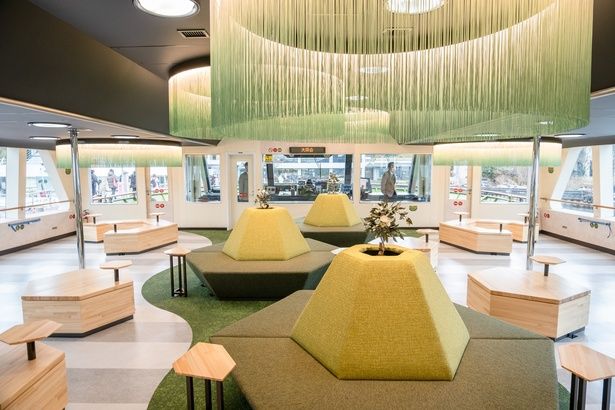 1階の客室エリアは、1区間の利用でもゆったり過ごせる開放的なデザイン