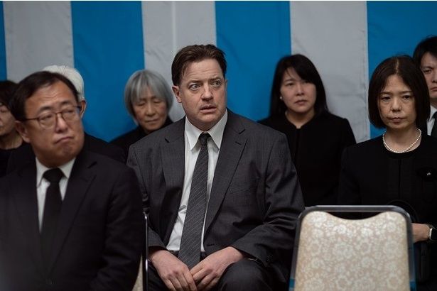 【写真を見る】不安な表情を隠せないフィリップ(ブレンダン・フレイザー) [c]2025 Searchlight Pictures. All Rights Reserved.