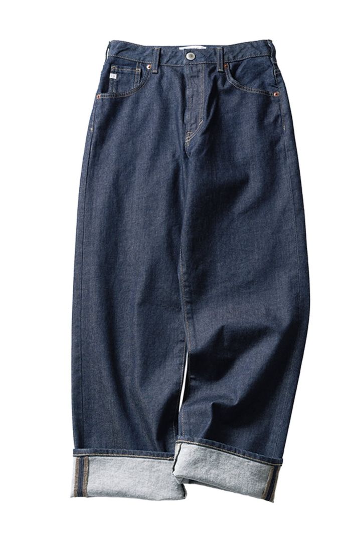 シルエットはルーズなストレート。大人っぽくはけるワンウォッシュタイプです。デニムパンツ¥12,980／サムシング（エドウイン・カスタマーサービス）