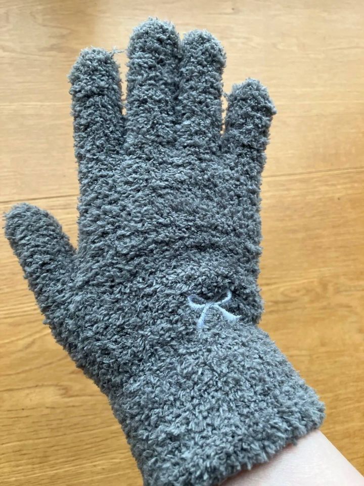 Seria(セリア)：レディースふわふわグローブ リボン刺繍