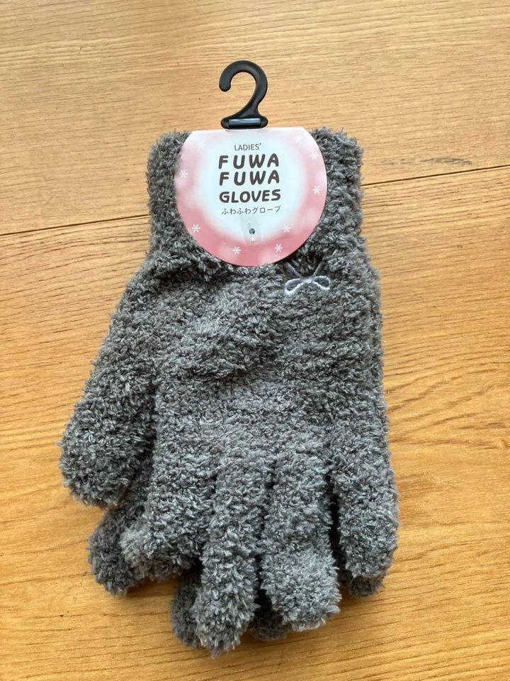 Seria(セリア)：レディースふわふわグローブ リボン刺繍