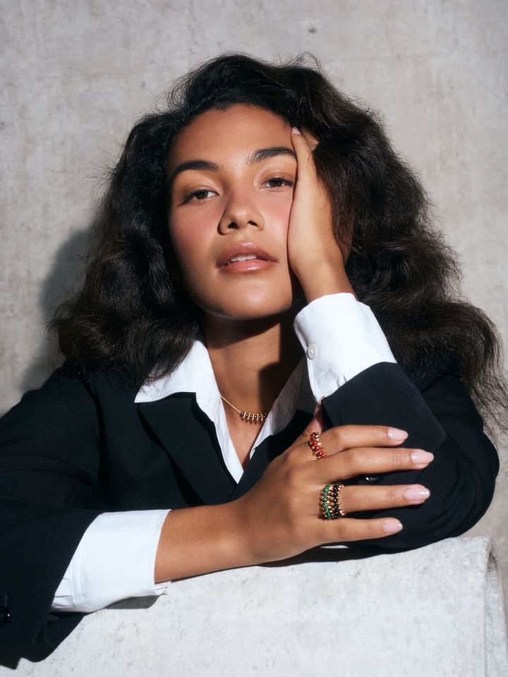 「クラッシュ ドゥ カルティエ」ネックレス PG×オニキス ￥830,500（リング上から）「クラッシュ ドゥ カルティエ」リング PG×レッドアゲート ￥1,056,000 「クラッシュ ドゥ カルティエ」リング PG×オニキス ¥913,000 「クラッシュ ドゥ カルティエ」リング PG×グリーンアゲート ￥1,056,000／CARTIER