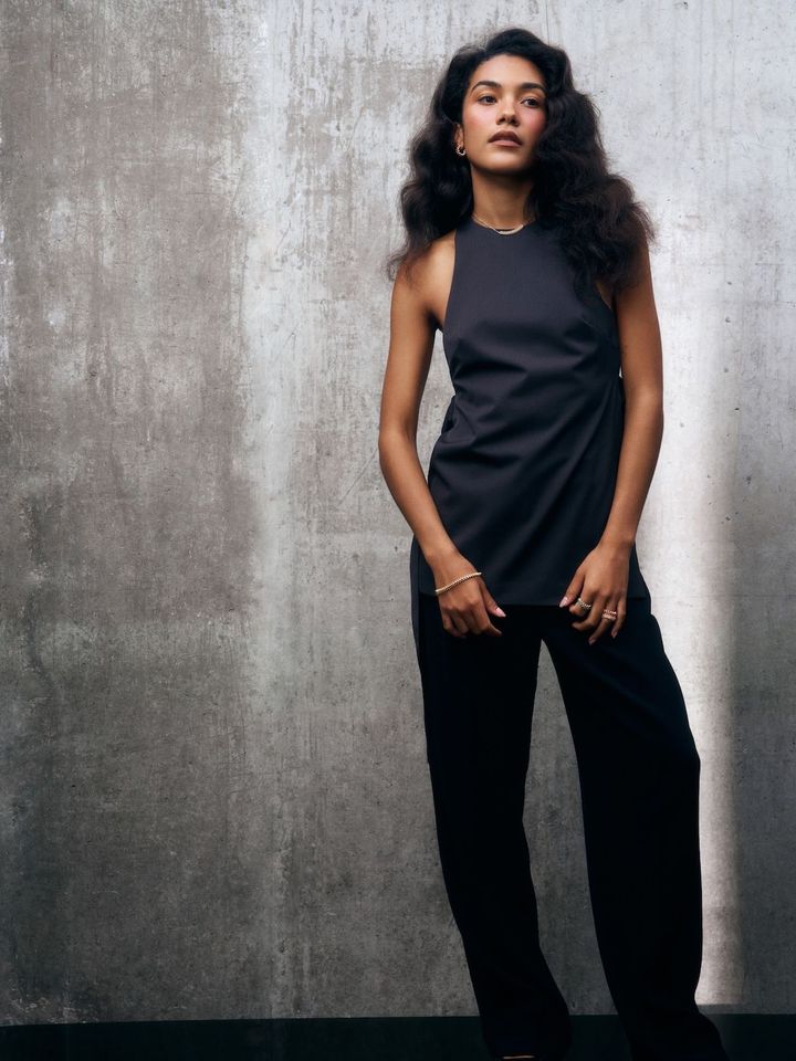 「クラッシュ ドゥ カルティエ」イヤリング PG x レッドアゲート ¥1,557,600 「クラッシュ ドゥ カルティエ」ネックレス PG×ダイヤモンド ¥1,174,800（右手）「クラッシュ ドゥ カルティエ」ブレスレットYG ￥1,887600 （右手）「クラッシュ ドゥ カルティエ」リング PG×グリーンアゲート ￥1,056,000 「クラッシュ ドゥ カルティエ」リング PG×レッドアゲート ￥1,056,000 「クラッシュ ドゥ カルティエ」リング PG×ピンクカルセドニー ￥1,056,000／CARTIER