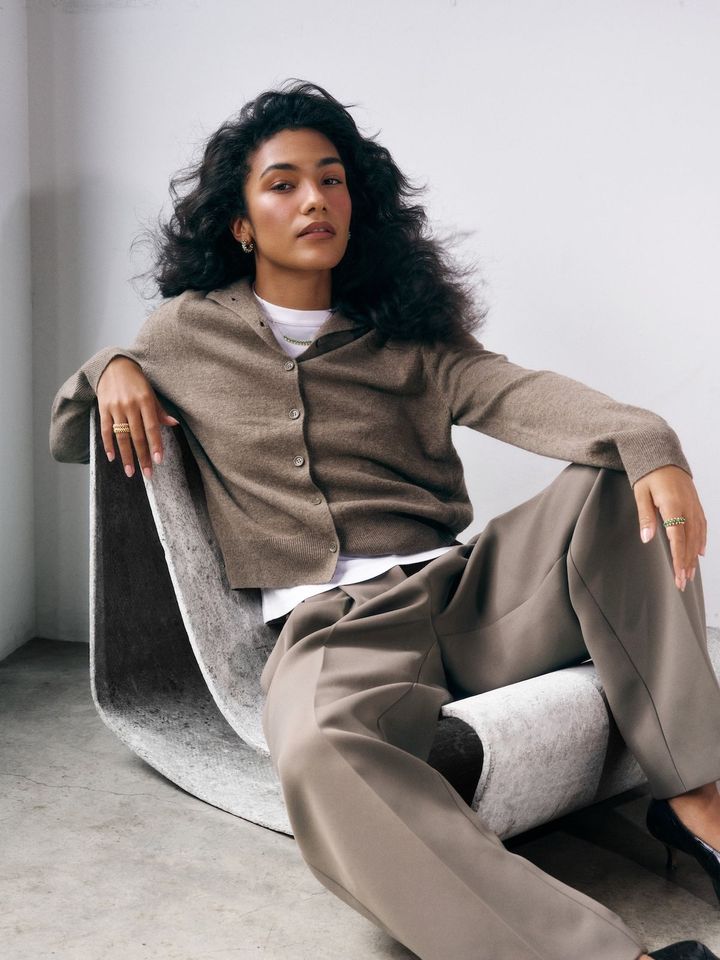 「クラッシュ ドゥ カルティエ」イヤリング PG×グリーンアゲート ￥1,557,600 「クラッシュ ドゥ カルティエ」ネックレス PG×グリーンアゲート ￥957,000 （右手）「クラッシュ ドゥ カルティエ」リング PG ￥643,500、「クラッシュ ドゥ カルティエ」リング PGxダイアモンド ￥1,108,000 （左手）「クラッシュ ドゥ カルティエ」リング PG×グリーンアゲート ￥1,056,000／CARTIER