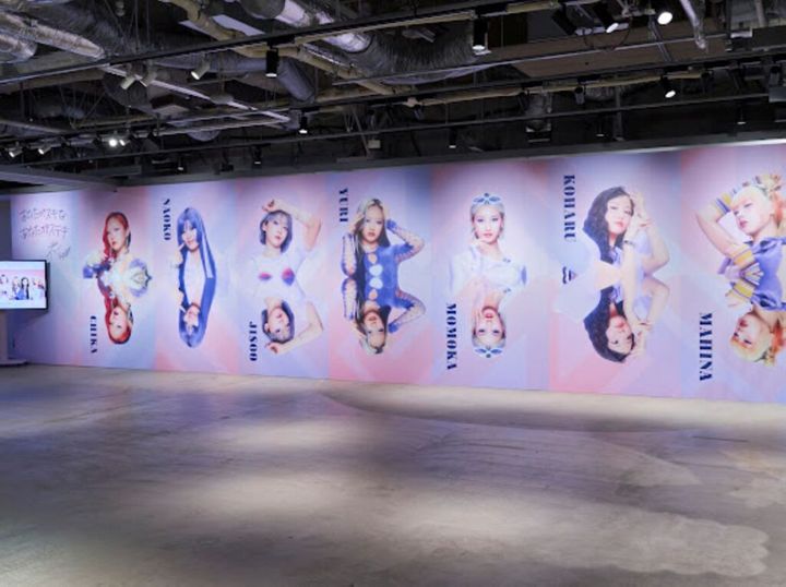 東急不動産は13日、東急プラザ原宿「ハラカド」の4階にイベントスペース「MAZE（メイズ）」を開設し、オープニング記念企画として7人組の人気ガールズグループHANAとコラボした展覧会「HANA EXHIBITION」をオープンしました。期間は3月1日までです。