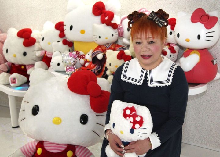 サンリオを代表する人気キャラクター「ハローキティ」のデザイナーが、46年ぶりに交代することが2月10日に発表され、SNSでは驚きの声が広がっています。