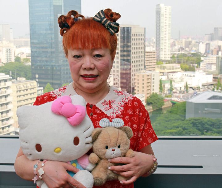 山口裕子さん。左手に抱いているのがタイニー・チャム＝東京都品川区（宮崎裕士撮影）