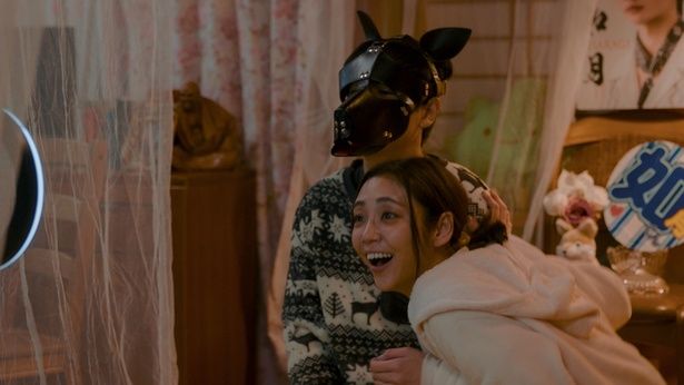 【写真を見る】承認欲求のため過激な映像を撮影しようとする妻と、抗えない夫の信治 [c]2026 #VIRAL PRODUCTION COMMITTEE