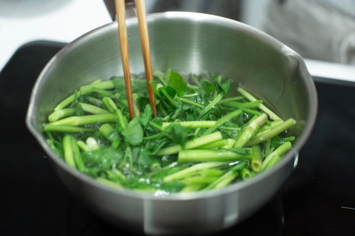 せりを湯通しする