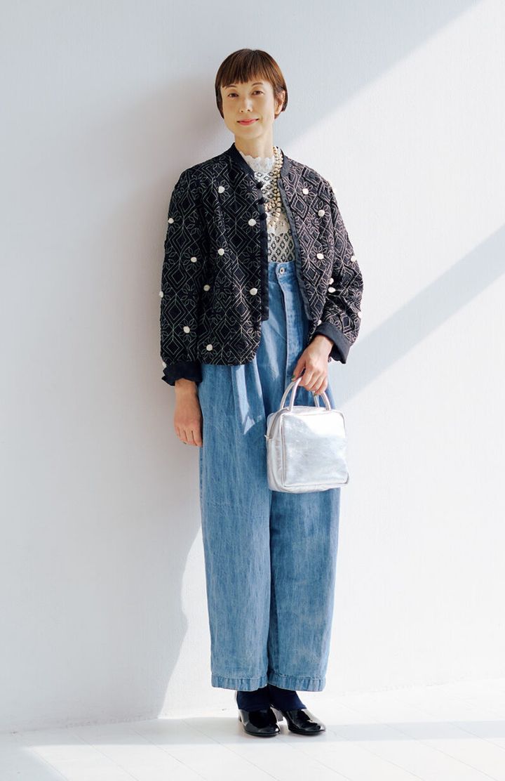 サロペットパンツ¥74,800 ／スズキ タカユキ、刺繍ジャケット¥85,800 ／パドカレ（パドカレ六本木）、レースブラウス¥34,100、ネックレス¥31,900 ／ともにハリス×ケイコオカモト（金万）、バッグ¥25,300／オウレンティ（セムインターナショナル）、パンプス¥40,700／ショセ（プリュス バイ ショセ）