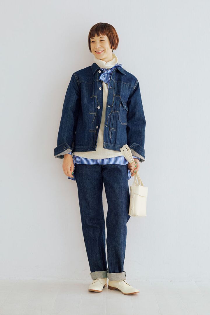 デニムジャケット¥42,900、デニムパンツ¥36,300／ともにキャントン（マッハ５５リミテッド）、ニットベスト¥24,200／レリル（マイク・グレー）、ボウタイ付きシャツ¥24,200／ハリス、シューズ¥42,900／ディヴィナ（ともに金万）、バッグ¥45,100／ザ・パース（プレインピープル青山）