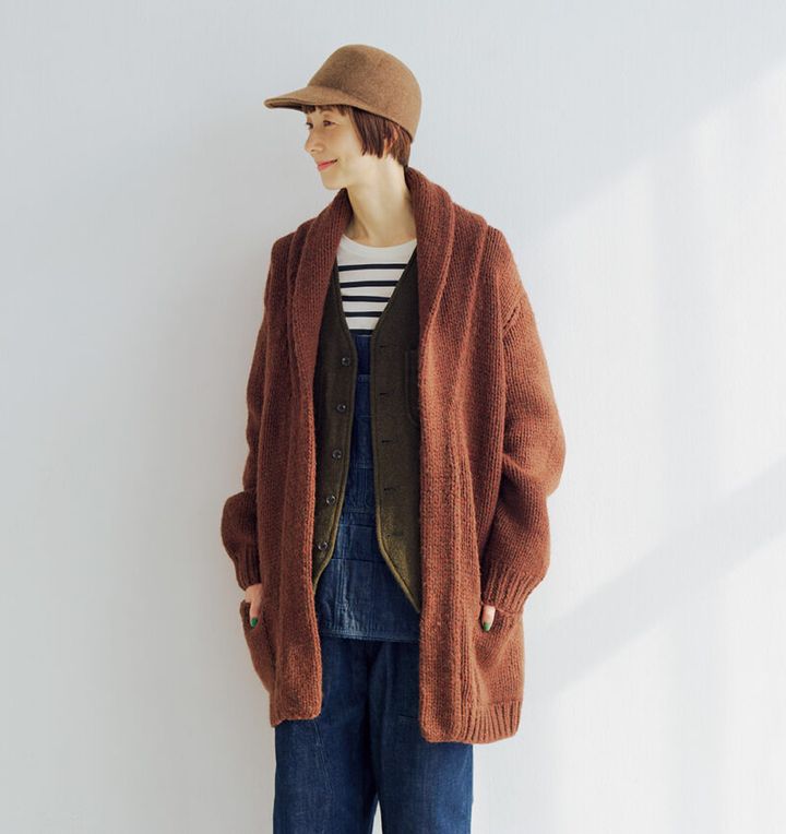 エプロン付きサロペットパンツ¥42,900、ニットガウン¥63,800、ボーダー半袖Tシャツ¥14,080／すべてマスター＆コー（マッハ５５リミテッド）、ベスト¥50,600／ サージュデクレ、キャップ¥8,690 ／ベネリ モンタコーネ（セムインターナショナル）