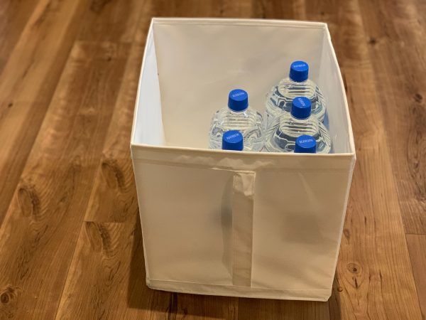 収納箱の中の水