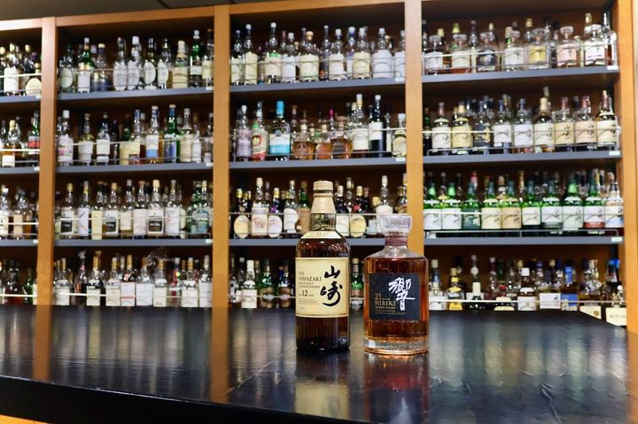 ブレンダー室のバーコーナーには、世界中のウイスキーが集められている