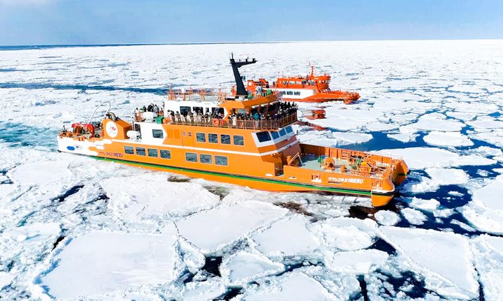 驚くべきは、ガリンコ号のルーツです。もともとはアラスカの油田開発用に試験的に作られた砕氷船を観光用へと転換。大きなネジ状の「アルキメディアン・スクリュー」で流氷をガリガリと砕き割って進む豪快な姿は、2004年に「北海道遺産」にも登録されたほどです。